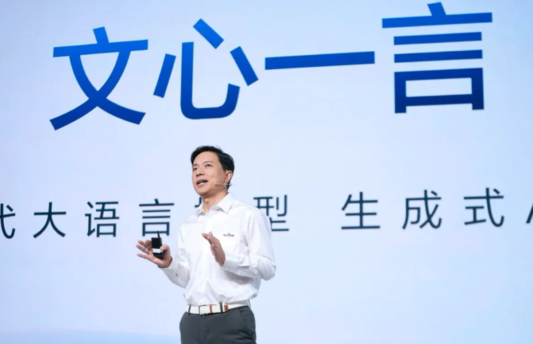 文心一言月活破2亿领跑AI入口之争，豆包日活过亿引爆应用商业化